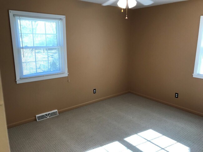 Building Photo - 105 Beechwood Ave