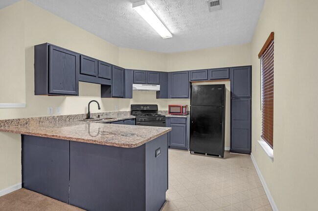 Building Photo - 5475 Hampton Ct
