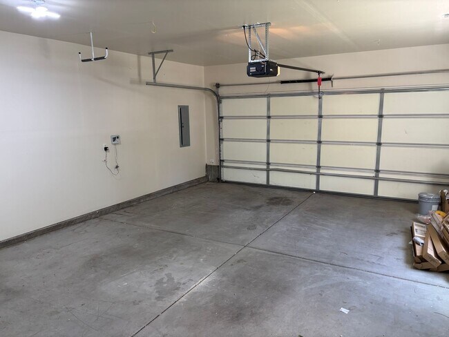 Building Photo - Charming Upgraded Home in Deschutes River Crossing North – SW Bend