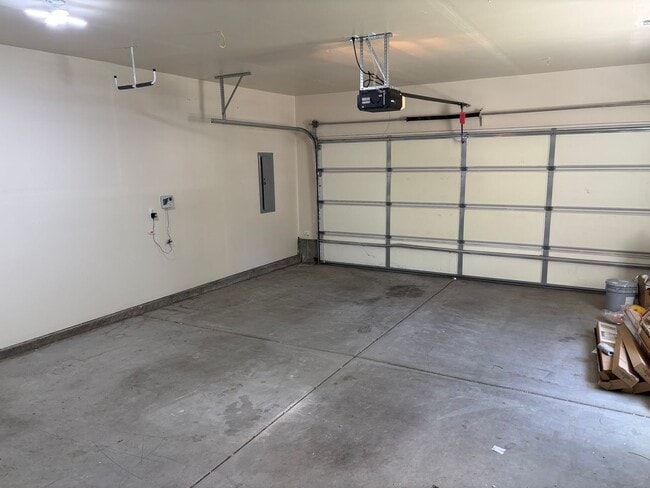 Building Photo - Newly updated home in SW Bend with large b...