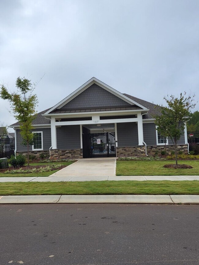 Building Photo - Stunning 5BR/3BA Home located in Statesville