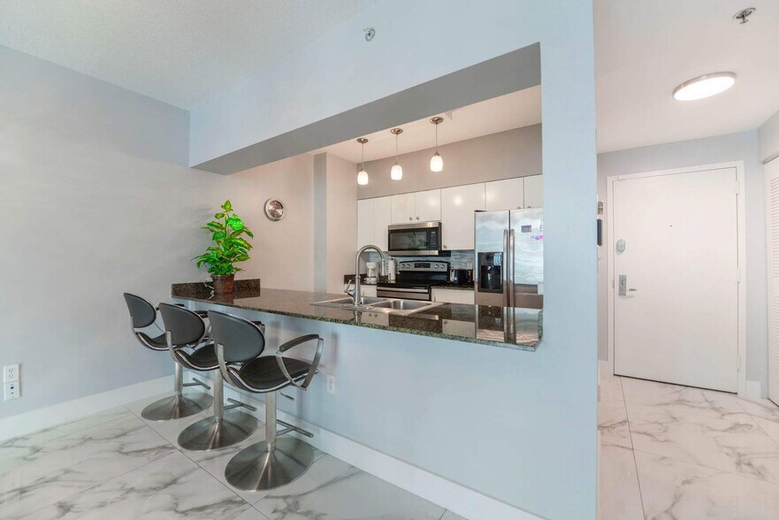 Building Photo - 1 SE 12th St