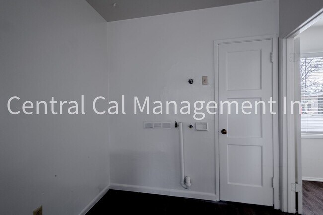 Building Photo - 343-345 E Marengo Ave