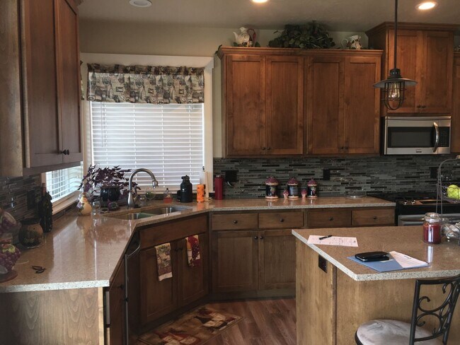 Building Photo - 3 Bedroom 2 Bath Home in NW Redmond Furniture NOT Included. - PENDING APPLICATION