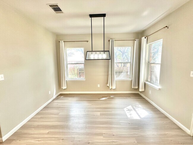Building Photo - Stunning 4-Bedroom Home in the Desirable S...