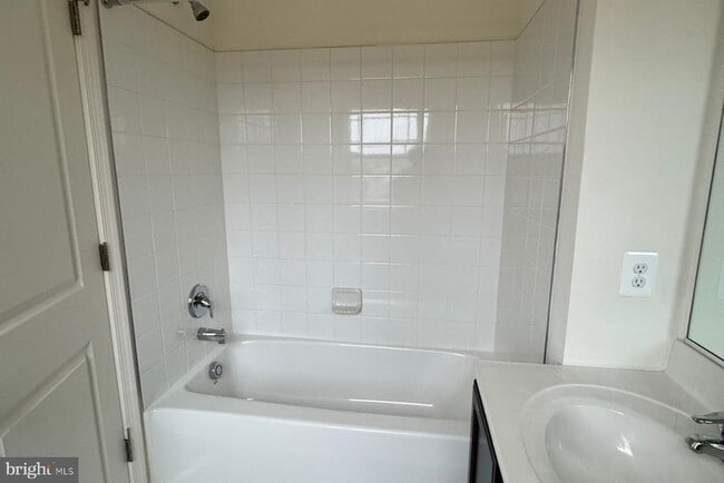 Building Photo - 2537 Westwind Blvd