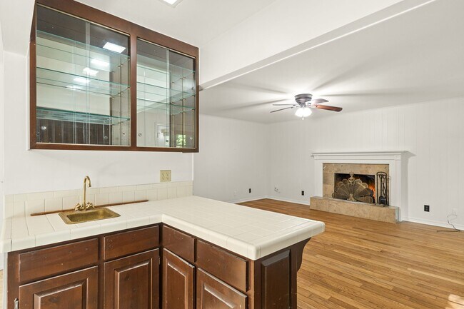 Building Photo - 2825 Inwood Ln