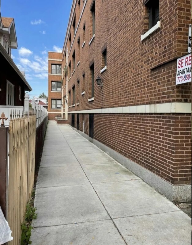 Building Photo - 3320 W 67th St