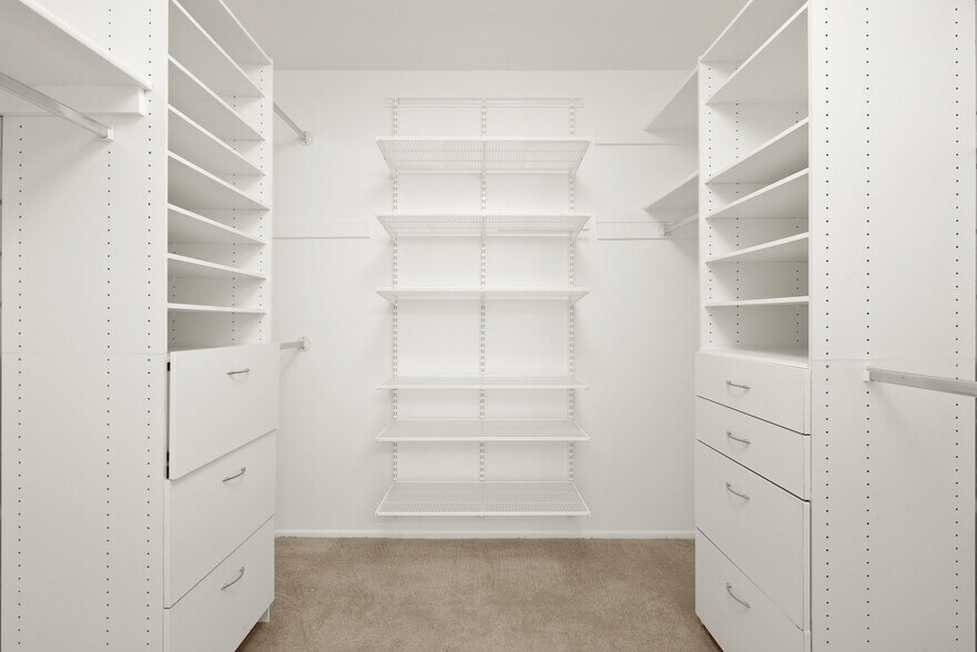 Primary Suite #2- large walk in closet - 8740 Tuscany Ave