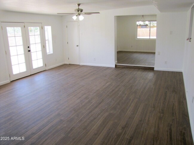 Building Photo - 947 S Cardinal Ave