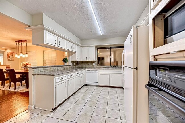 Building Photo - 2714 Green Fields Dr