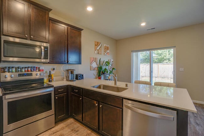 Building Photo - NEWER THREE BEDROOM IN ORCHARDS