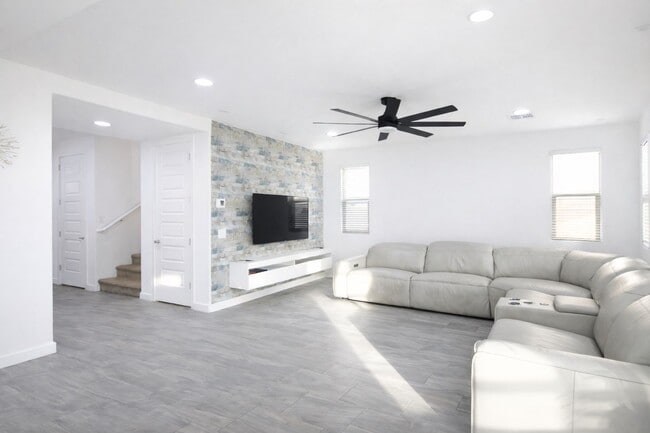 Building Photo - 2353 E Castanets Dr