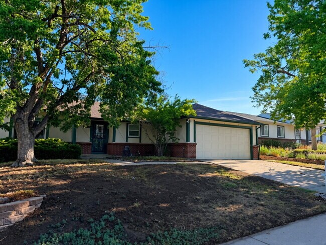 Building Photo - Spacious 4 bedroom, 3 bathroom home in the heart of Aurora is ready for immediate move in! Conven...