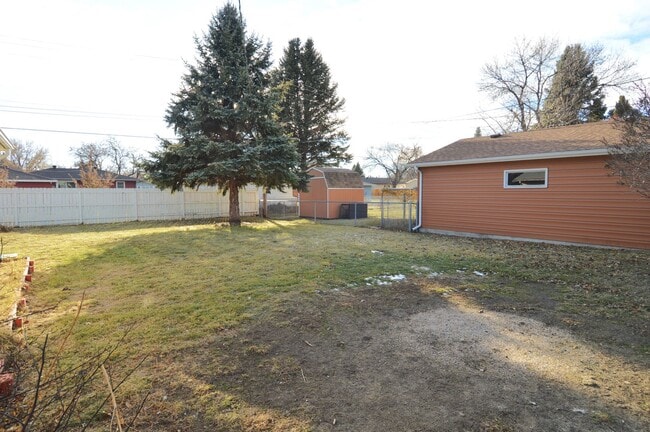 Building Photo - Huge 4 Bed 2 Bath Single Family Home!! Ton...