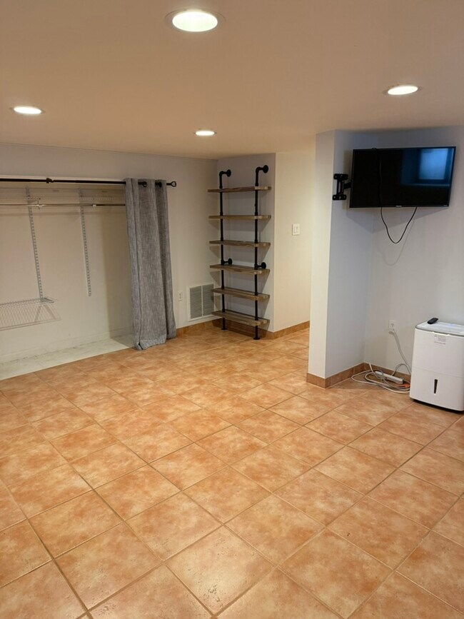 Building Photo - 661 Morris Pl NE