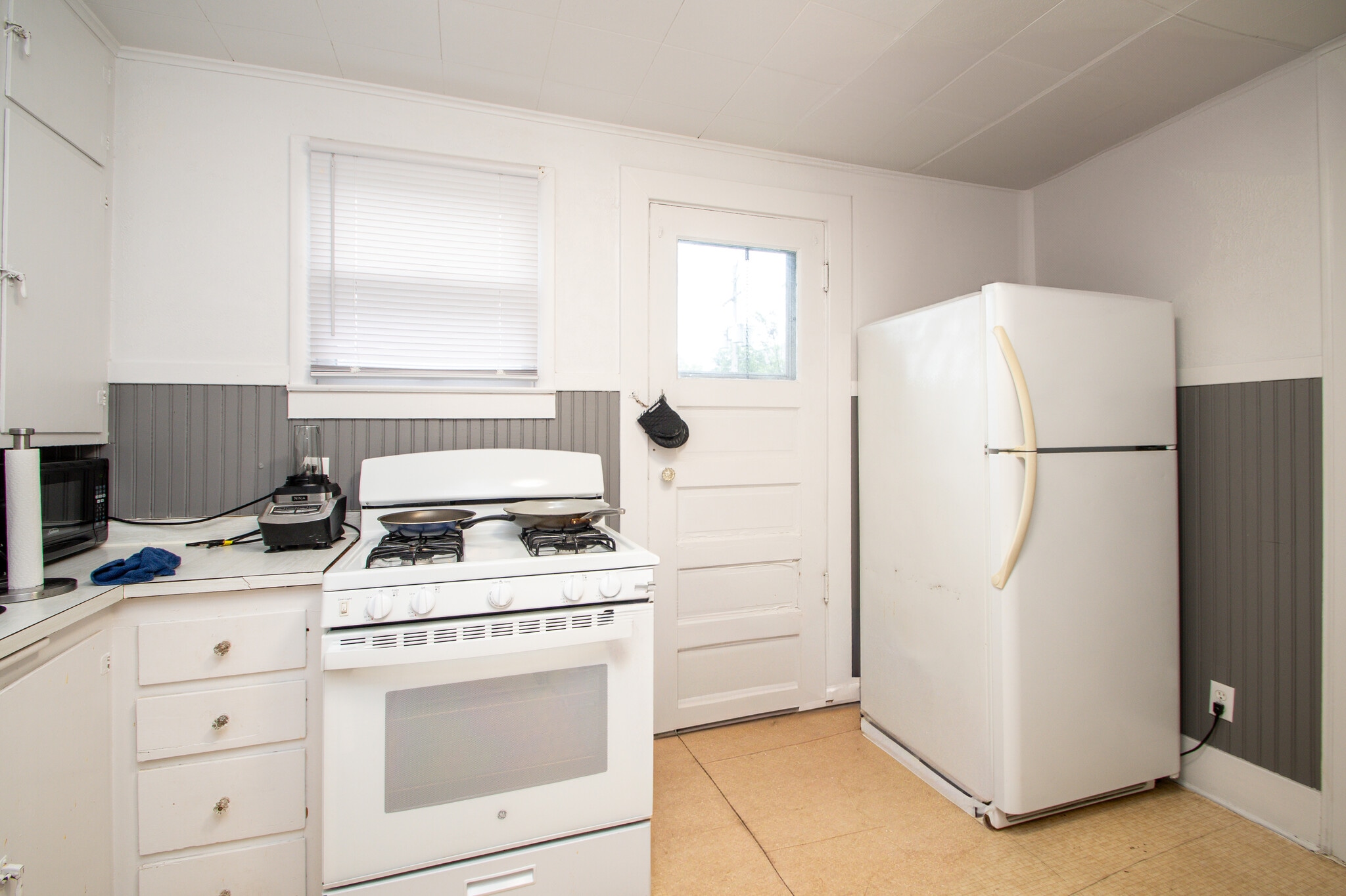 Building Photo - 1403 W Barker Ave