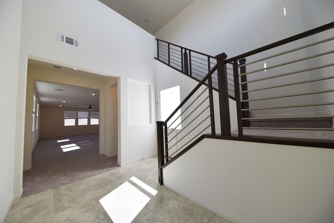 Building Photo - 5 Bed 3 1/2 Bath,  Beautiful home in gated community!