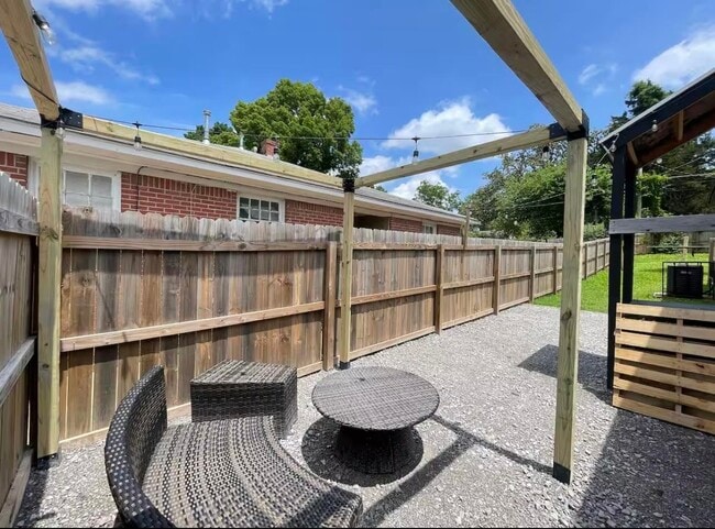 Building Photo - 84 N Holmes St