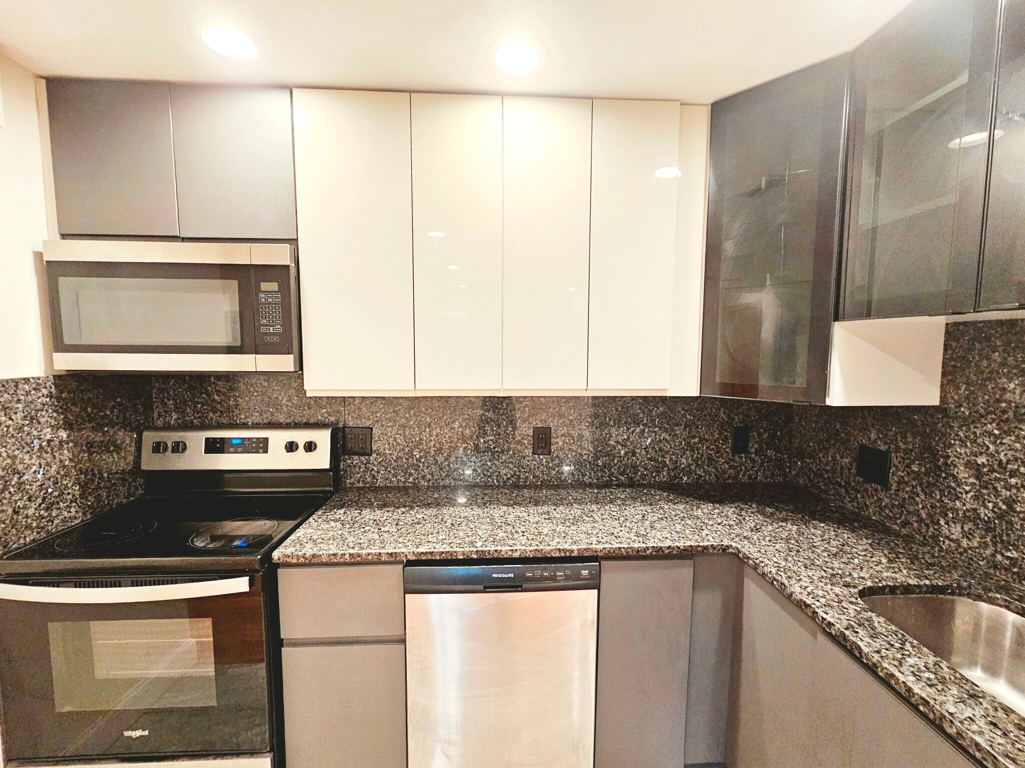 Building Photo - 1803 Beacon St