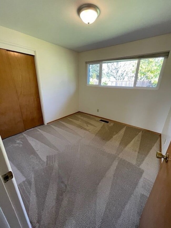 Building Photo - Edmonds View Home