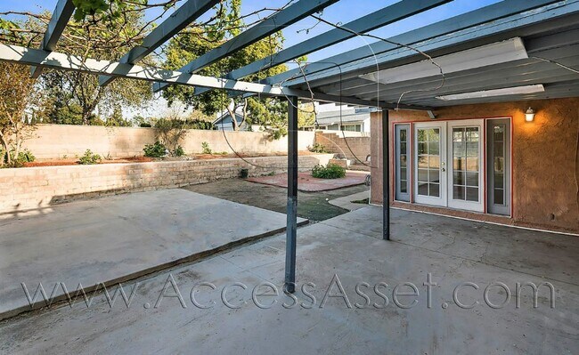 Building Photo - Lovely Single Story 4 Bed/2 Bath Home In R...