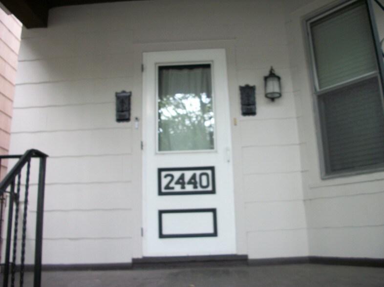 Building Photo - 2440 W Warner Ave
