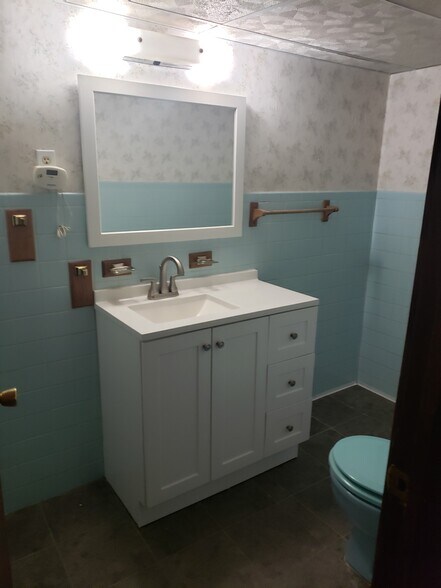 Building Photo - 2120 Heathercrest Dr