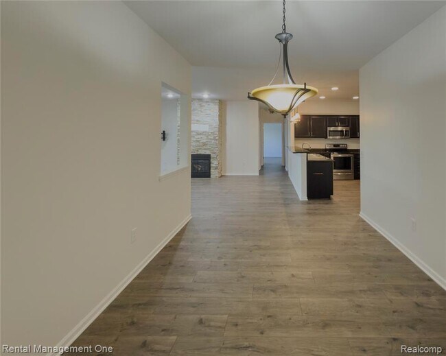 Building Photo - 5637 Twin Oaks Dr