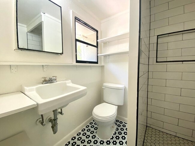 Building Photo - Unique Basement Unit in a Triplex- 309 E. 32nd- Available for July!