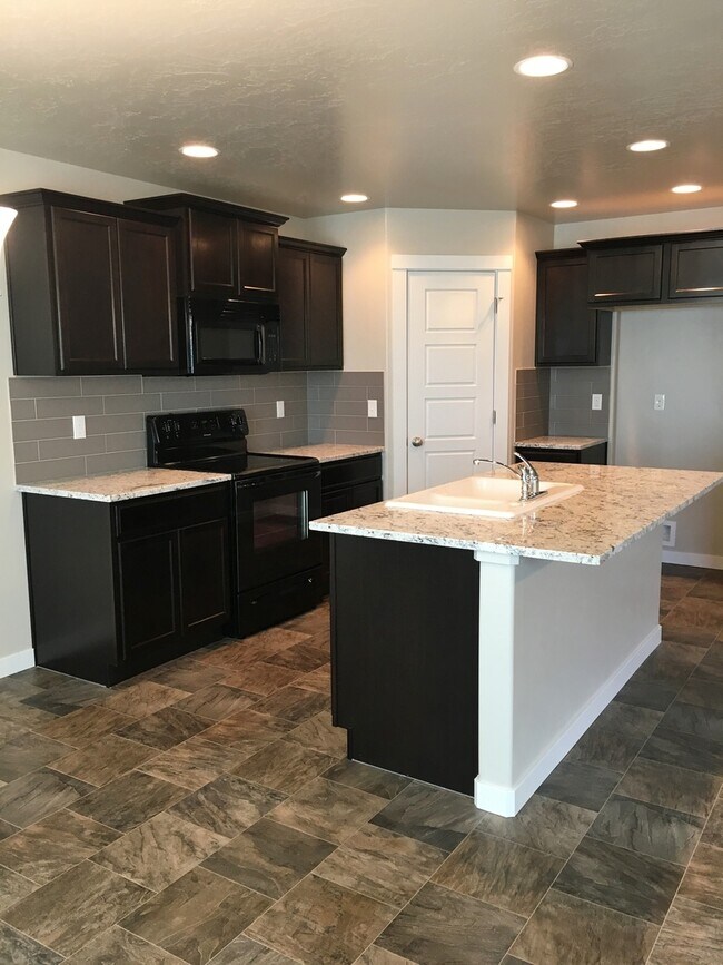 Building Photo - Beautiful home with 3bd 2ba and bonus room...