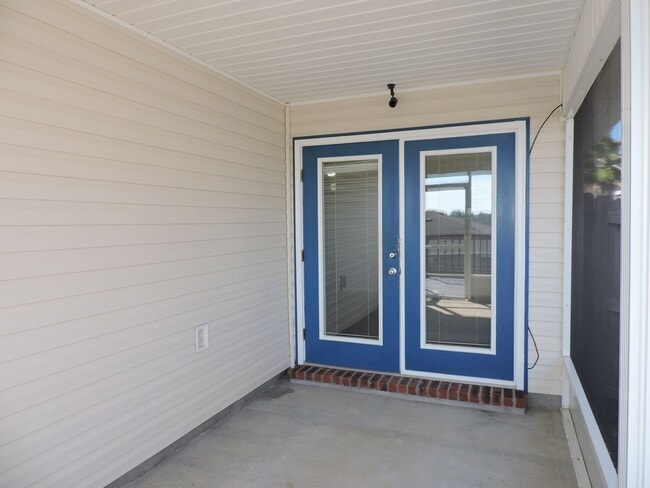 Building Photo - Easy access to Whiting Field & Pensacola!
