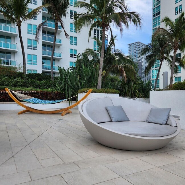 Building Photo - 950 Brickell Bay Dr