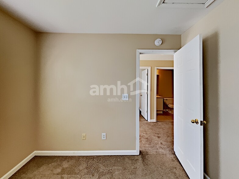 Building Photo - 710 Ridgewood Way