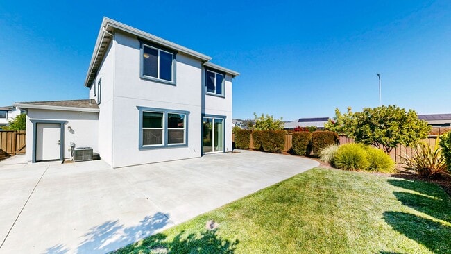 Building Photo - Rare Santa Rosa Four Bedroom house in Desi...