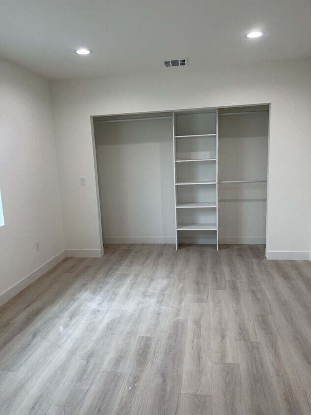 Building Photo - 8142 Redbush Ln