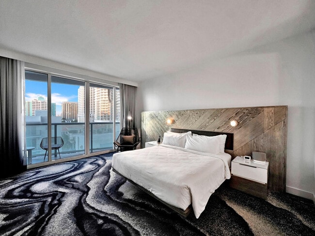 Building Photo - 3101 Bayshore Dr