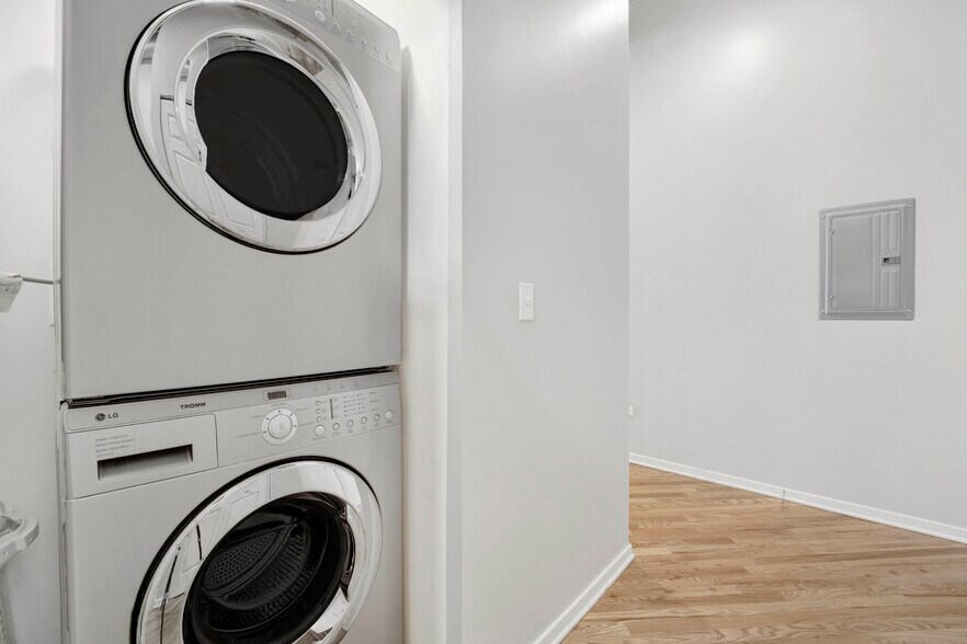 Building Photo - 1040 W Adams St