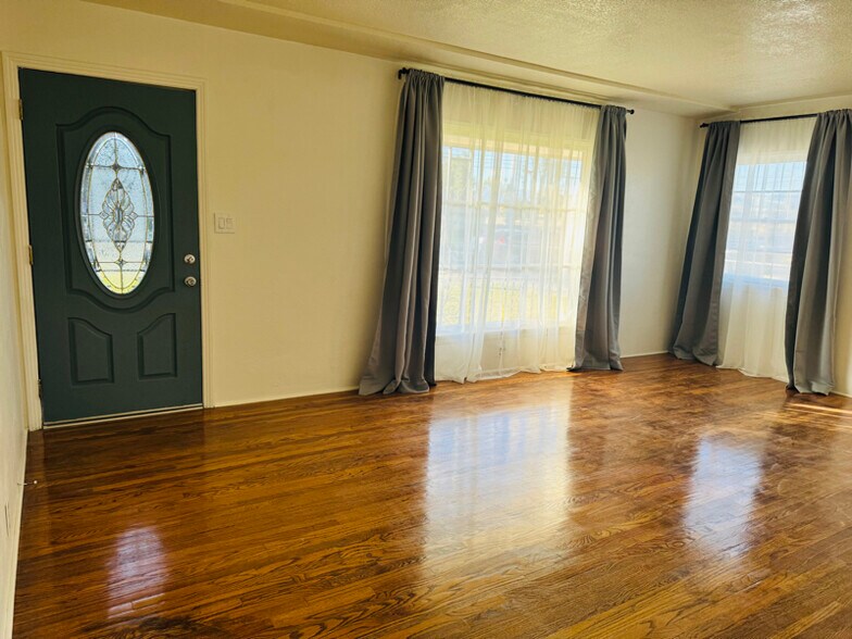 Building Photo - 10609 Mountain View Ave