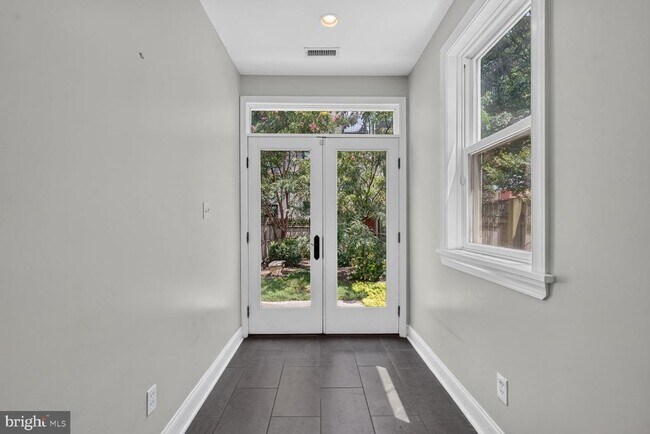 Building Photo - 1537 5th St NW