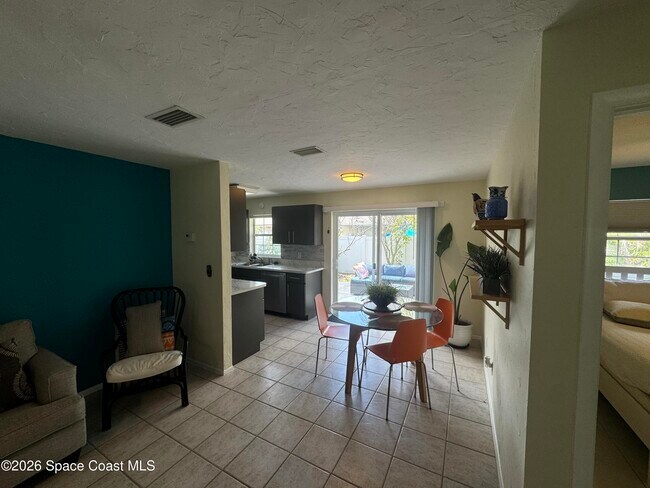 Building Photo - 121 Franklyn Ave