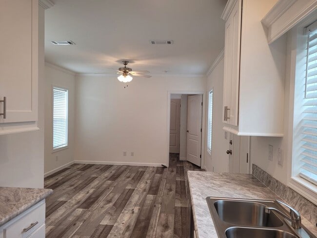 Building Photo - 5600 Jennie St