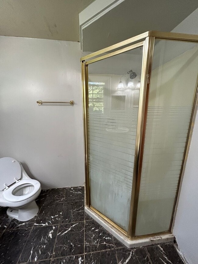 Building Photo - Lovely Home! Spacious home! Large front & back yard! Garage!