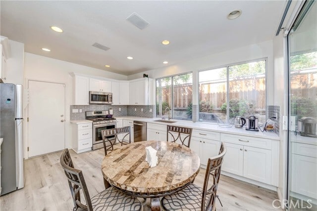 Building Photo - 5 Pelicano