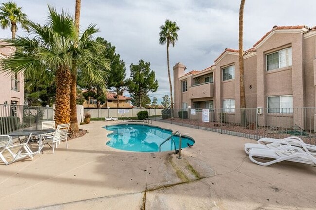 Building Photo - Charming Second-Floor Condo with Two Bedrooms and Fireplace