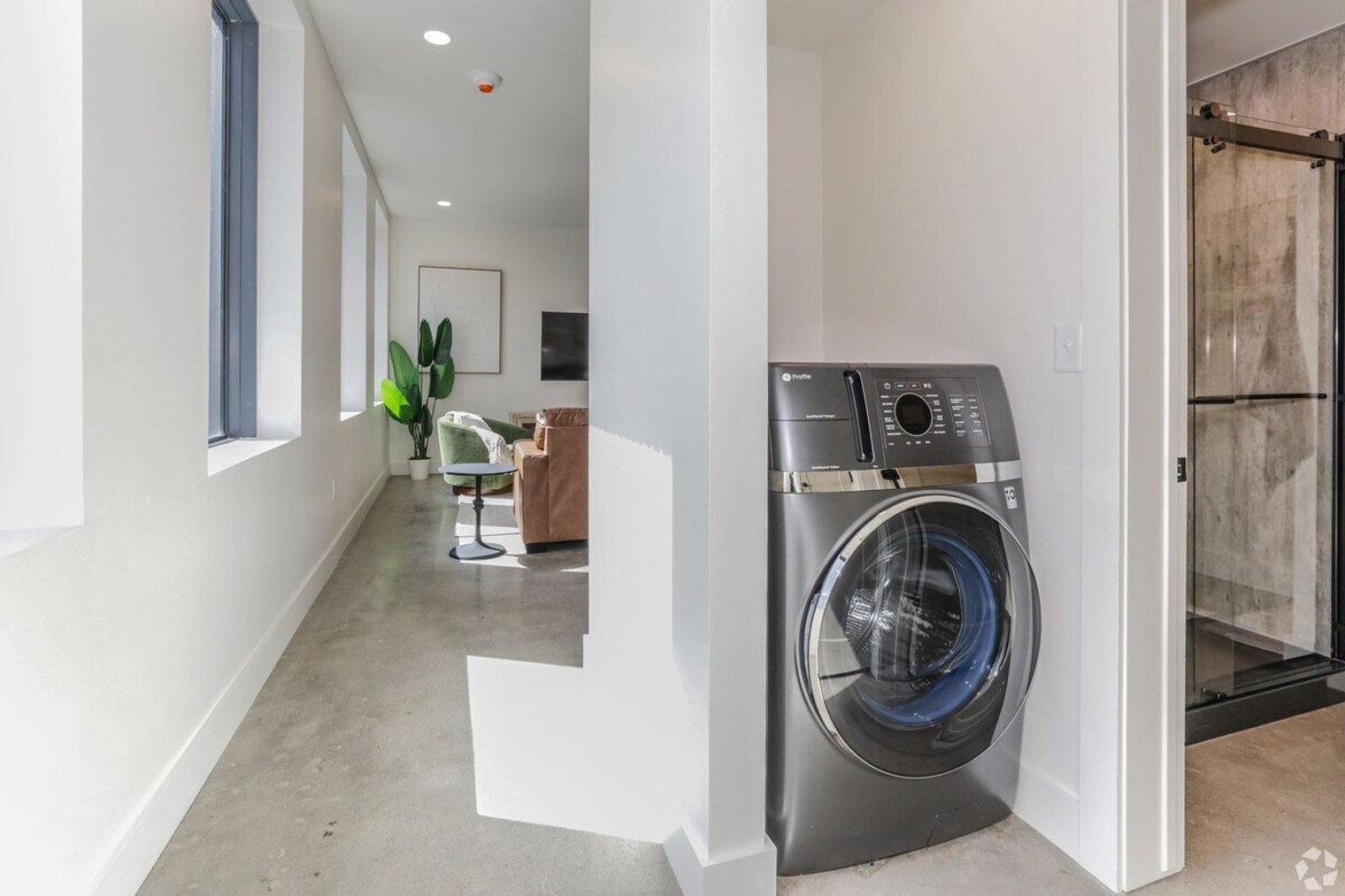 Building Photo - 105 W 5th St