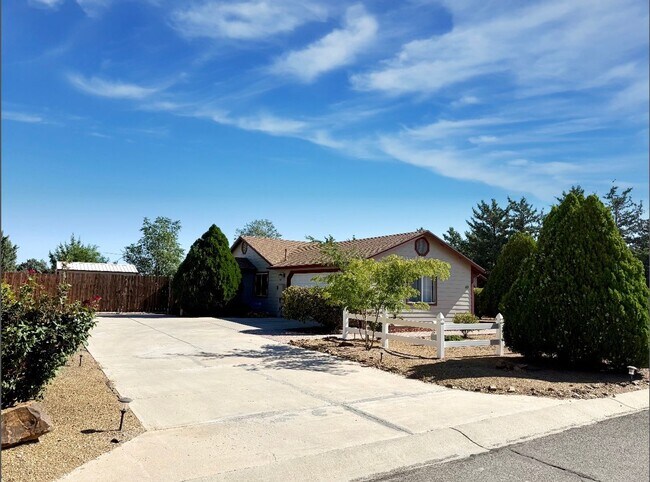 Building Photo - 821 Village Cir