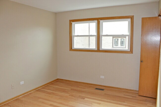 Building Photo - 7870 W Cahill Terrace