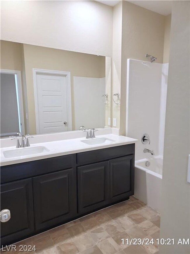 Building Photo - 3-BEDROOM TOWNHOME IN GATED NORTH LAS VEGA...