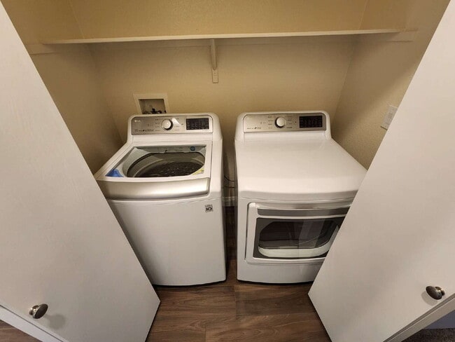 Building Photo - 300 Vilberti Ct